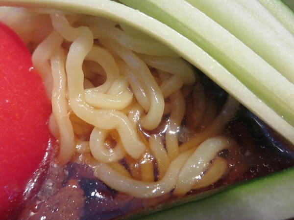 台湾料理天和の台湾冷麺の麺の近影画像。