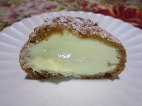 金のうさぎのシュークリームの断面の近影画像。