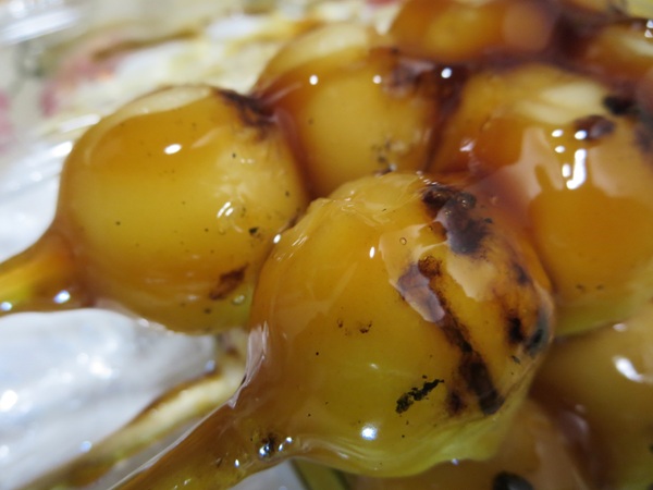 五の橋伊勢屋の焼きだんごの別角度からの近影画像。