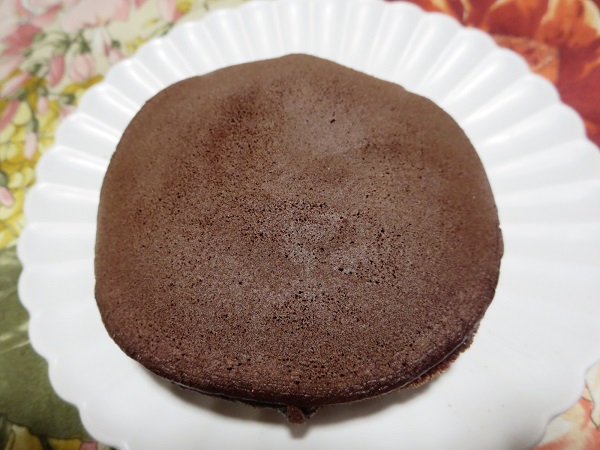 月廼舎のココアどら焼の裏面の近影画像。