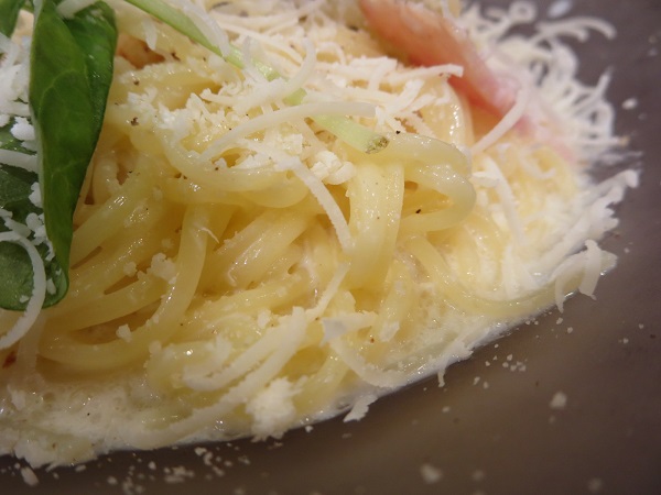 ポポラマーマの冷製パルミジャーノチーズのカルボナーラの麺の近影画像。