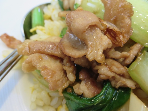 加曾利屋の肉チャーハンの肉の近影画像その2。