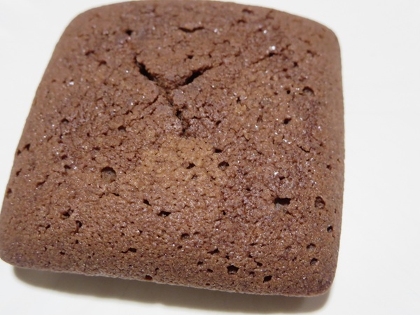 晴れの日のフィナンシェ（ブラックチョコ）の近影画像。