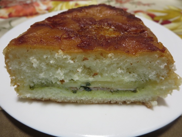 パン工房 ナララのカレーフランクの断面の近影画像。