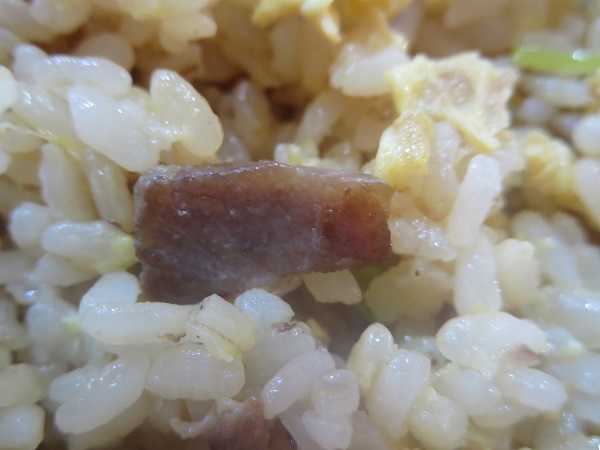 麺屋 龍華のチャーハンの叉焼の近影画像。