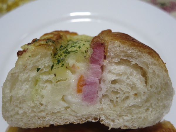 リヨンライズのポテトサラダとスパイシーベーコンの断面の近影画像。