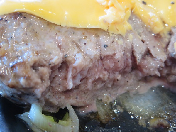 ココスのビーフハンバーグステーキチェダーチーズのハンバーグの断面の近影画像。