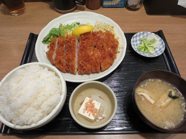 かつ善の特上ロース定食の全体画像。