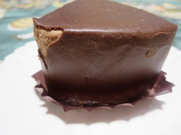 シャトレーゼの濃厚チョコショートケーキの別角度からの近影画像。