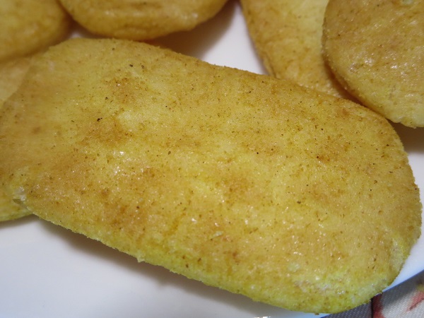 もち吉のカレーせんの別の一枚の近影画像。