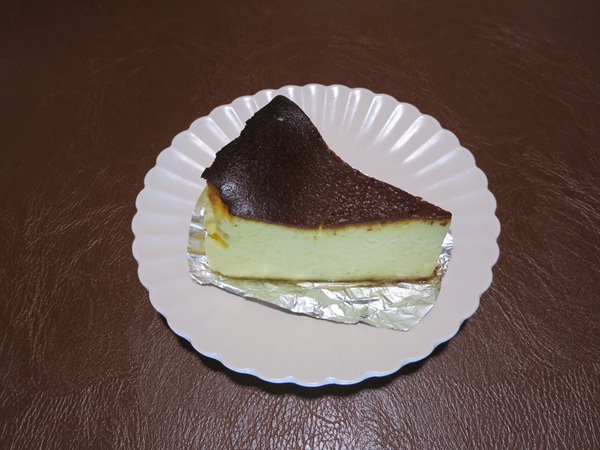 パティスリー・ル・アマレットのバスクチーズケーキの全体画像。