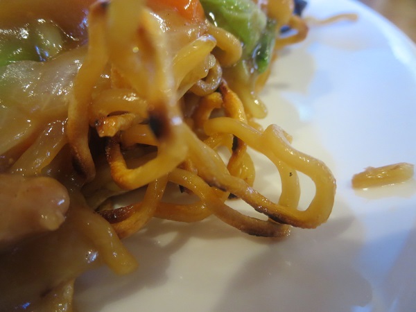 香満園の五目あんかけ焼きそばの麺の焦げ目の近影画像。