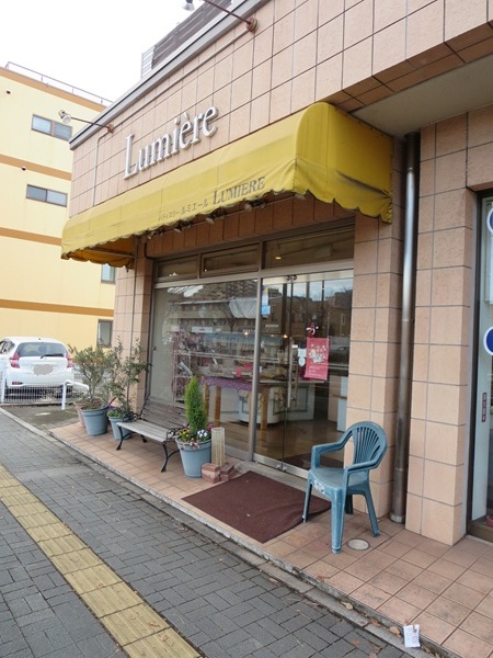 ルミエールの看板と入口。