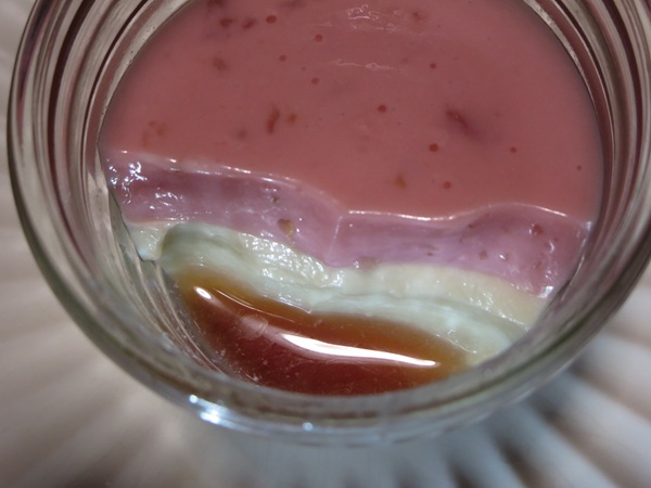 モロゾフのいちごとマスカルポーネのプリンの断面といちごのソースの近影画像。