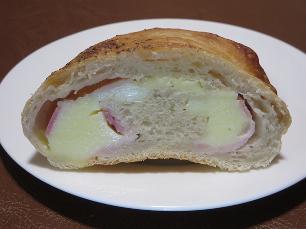 リヨンSUDA COREのスパイシーチーズの断面の近影画像。