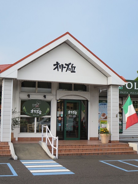 オリーブの丘の看板と入口。
