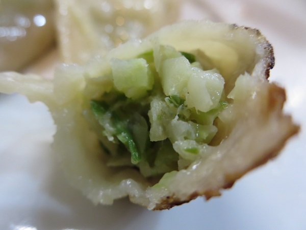満洲亭の手作り餃子の断面の近影画像。