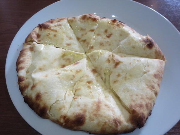 ジュンタラのチーズナンの近影画像。