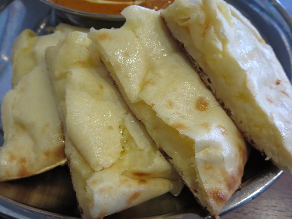 タージマハルのマトンカレー・チーズナンのチーズナンの近影画像。