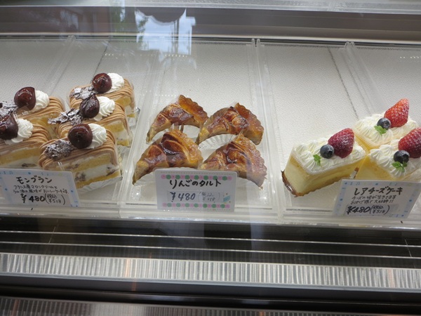 ケーキハウス チューリップのりんごのタルトが置かれているショーケース。