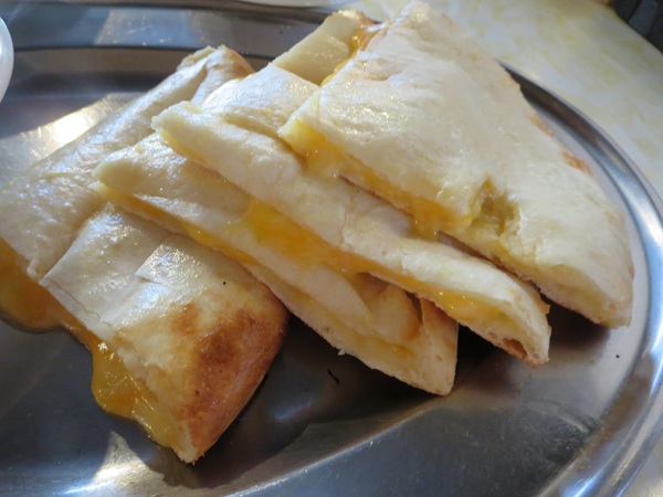 SATHIのチーズナンセットのチーズナンの全体画像。
