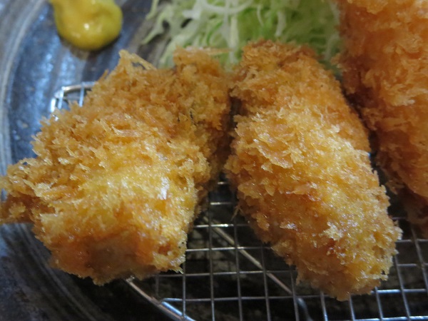 まこと家のエビ・カキ定食のカキフライの近影画像。