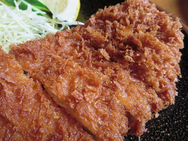 とんかつ とん丸の特ロース定食のロースかつの別角度からの近影画像。