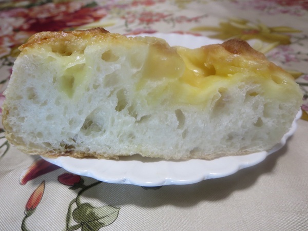 おおみやパンカフェのチーズブールの断面の近影画像。