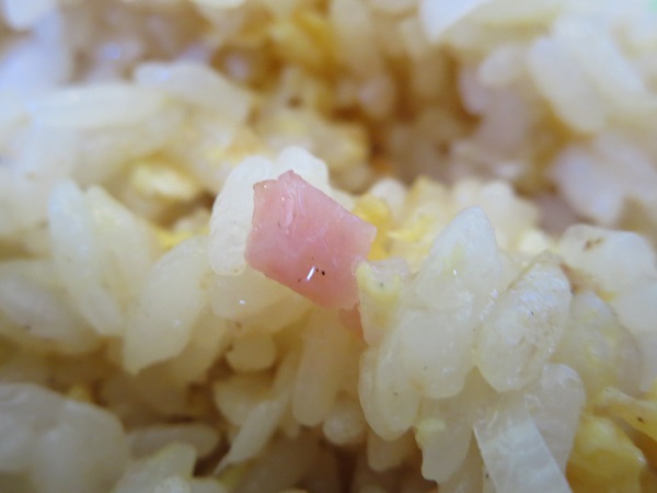 大衆中華 ホサナの五目チャーハンのハムの近影画像。
