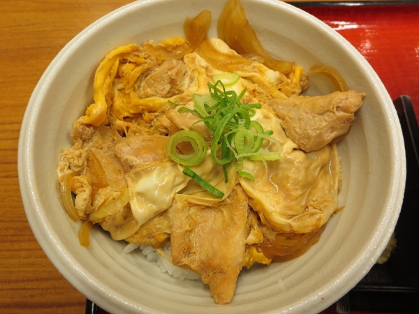 杵屋の親子丼定食の親子丼の近影画像。