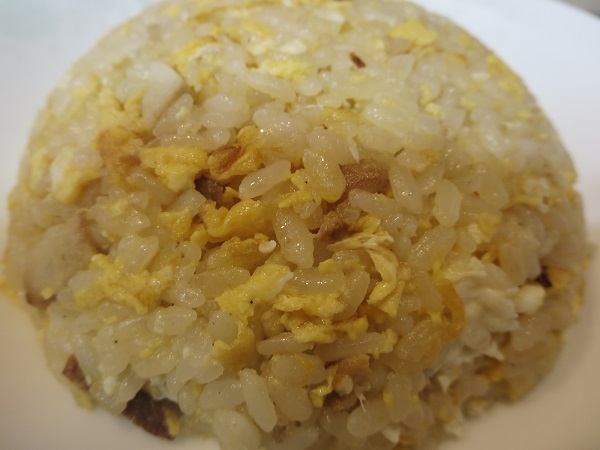 中国料理天新の炒飯の別角度からの近影画像。