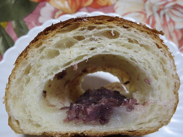 あんですの塩バターあんクロの断面の近影画像。