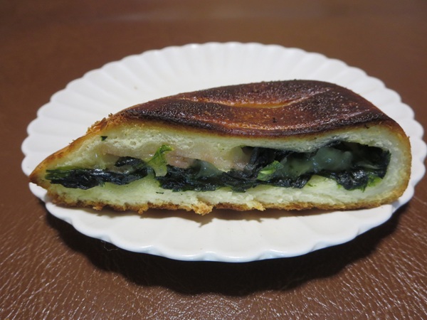 パンとお菓子の店 tocotocoのほうれん草とベーコンのパニーニのトースト後の断面の近影画像。