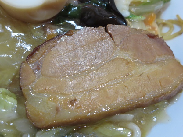 大井楼の五目ヤワ焼きそばの叉焼の近影画像。
