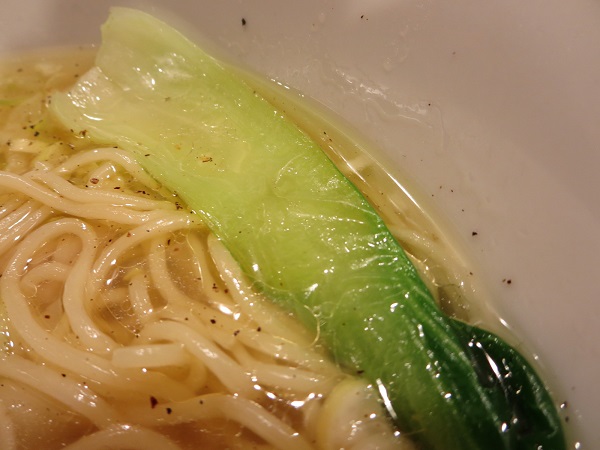 横浜家系ラーメン希家のえびワンタン麺の青梗菜の近影画像。