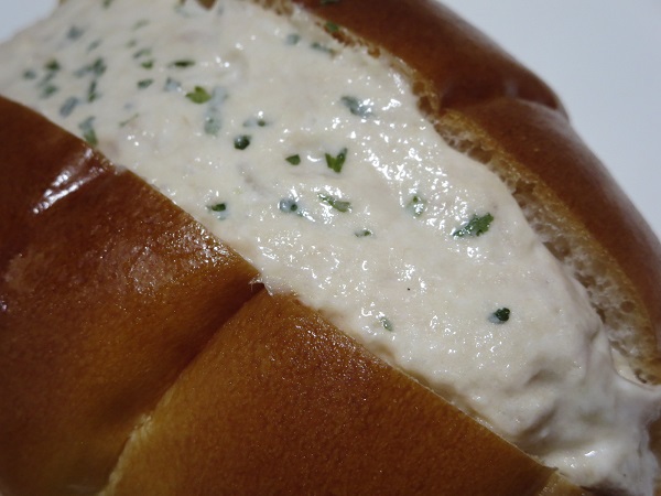 Le Pain Bon Bonのバターロールサンドイッチ（ツナサラダ）の近影画像。