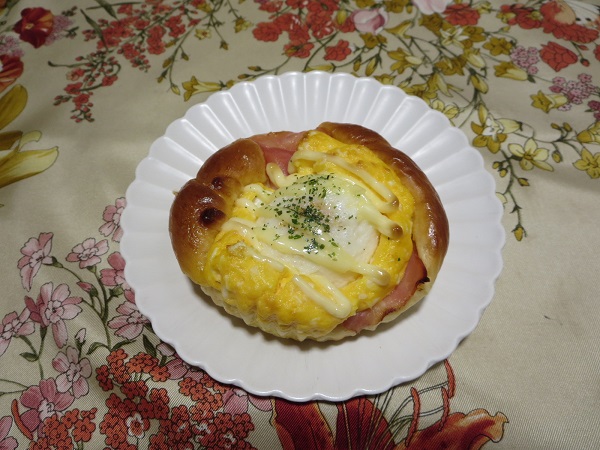 パン屋ジパングのベーコンエッグの全体画像。