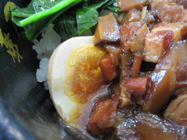 台湾魯肉飯華屋の台湾魯肉飯のゆで玉子の近影画像。