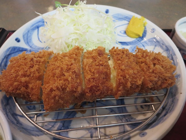 かつ波奈のロースチーズかつ定食のとんかつの近影画像。