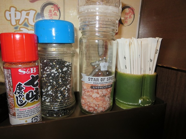 かつ善の特上ロース定食のテーブルの岩塩など。