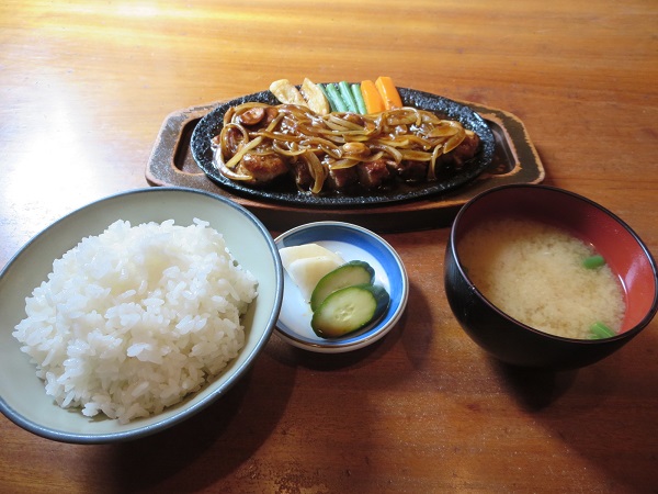 とんかつ とん丸のとんてき定食の全体画像。