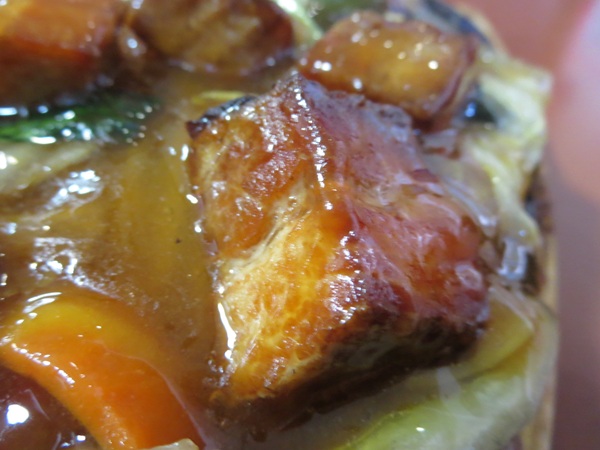 眞味の鉄板蒲焼角煮飯の断面の近影画像。