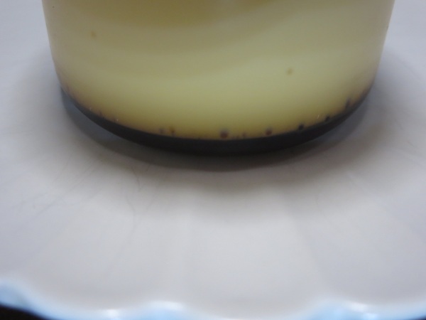 クリーミープリンの側面からのカラメルの部分の近影画像。