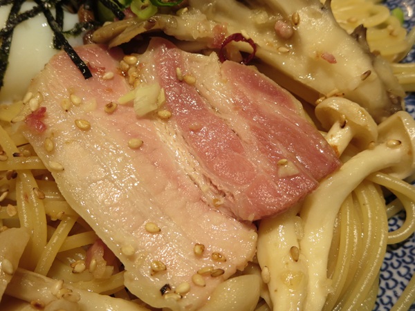 洋麺屋 五右衛門の三元豚ときのこづくしのよくばりスパゲッティーの豚肉の近影画像。