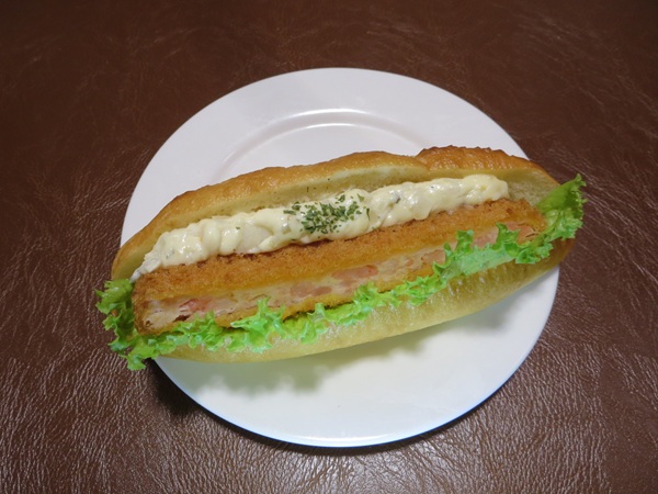 石窯パン工房 ル・マタンのぷりぷりエビカツドックの全体画像。