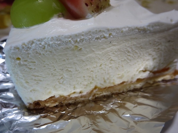 ルミエールのレアチーズケーキの側面の近影画像。
