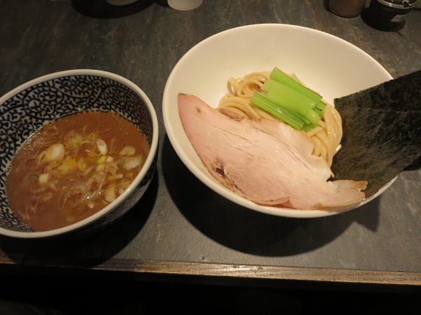 宮元製麺のつけ麺の全体画像。