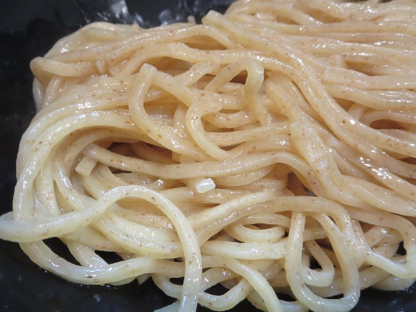 おとど食堂の肉玉つけ麺の麺の近影画像。