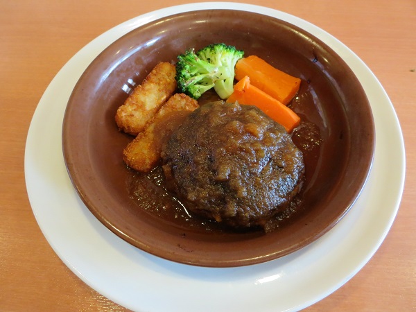 ガストの粗挽き肉厚ステーキ風ハンバーグの全体画像。