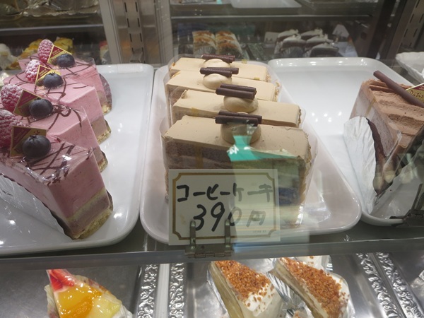 モガール洋菓子店のコーヒーケーキが置かれているショーケース。